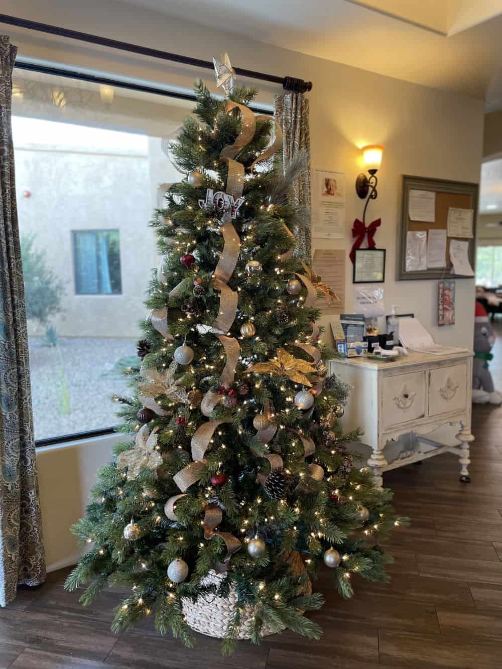 How to Bring Holiday Cheer to Seniors in Assisted Living